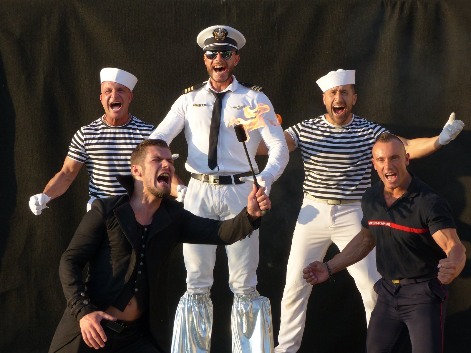 Troupe de chippendales Les Gentlemen Striptease en plein show avec cracheur de feu en PACA