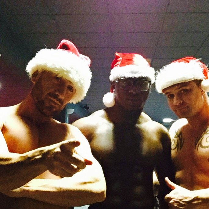 Trio de ChippeNoël en bonnets de Père Noël, show de Noël en PACA